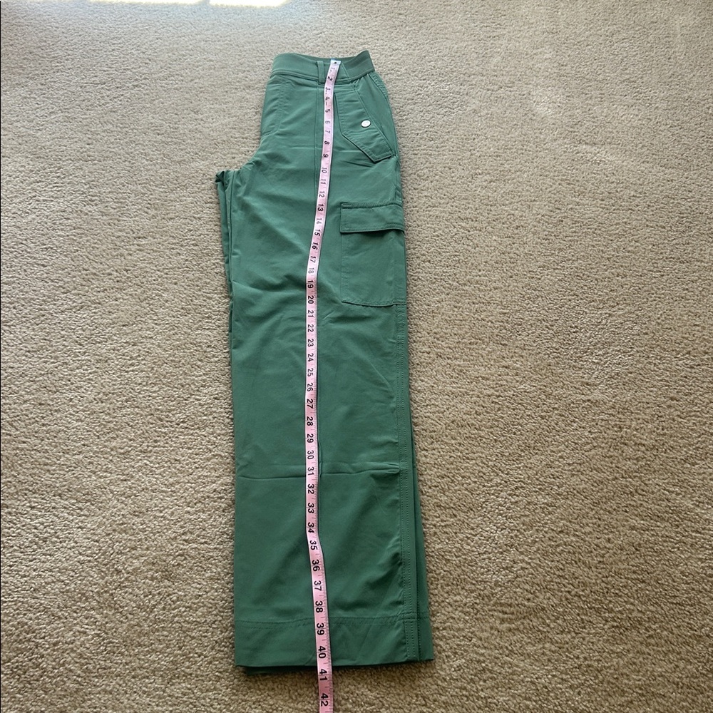 Athleta wide leg cargo pants. Size 2. EUC worn twice - Picture 6 of 9